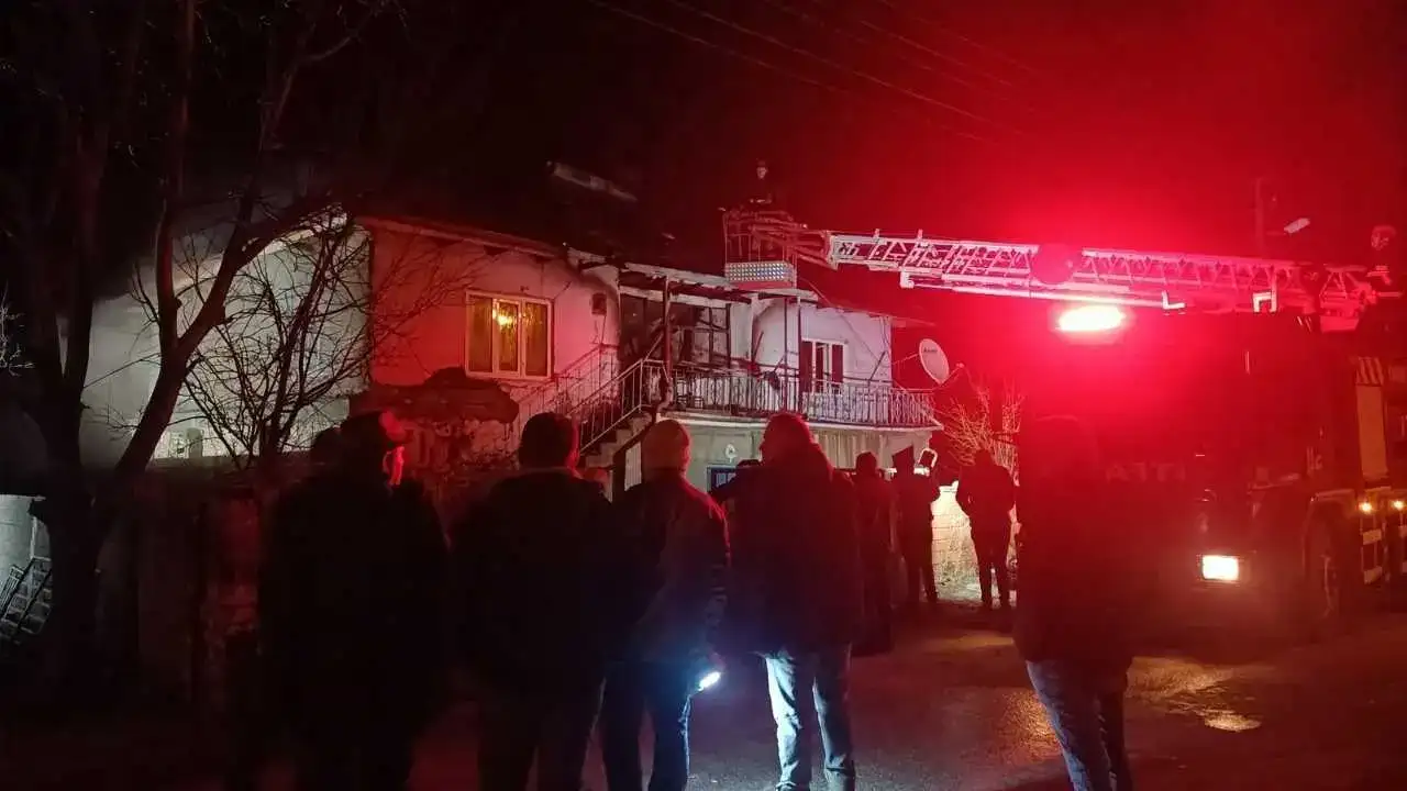 Isparta’da Çatıda Başlayan Yangın Büyüdü: Ev Kullanılamaz Hale Geldi! 1